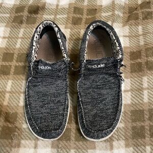 Hey dudes size 6 - 6.5 just cleaning out my closet